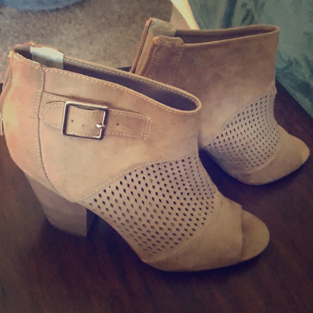 Carlos Santana peep toe bootie 9.5